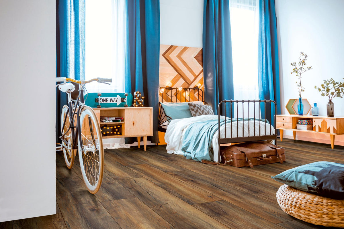 Slaapkamer met donkere laminaatvloer in eikenlook, fiets en bed bij grote ramen