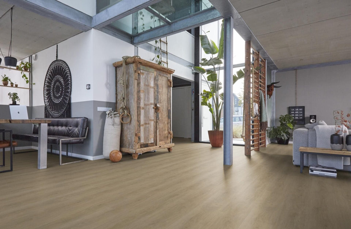 Grote open woonruimte met beige PVC-vloer in houtlook van wand tot wand